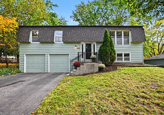 Photo 1 of Single family home for sale at 409 N Glengarry Dr, Geneva, IL 60134 | MLS# 12784829 | Listing updated on 2026-10-21