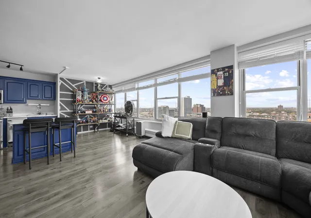 Photo 4 of Condo for sale at 3900 N Lake Shore Dr #17F, Chicago, IL 60613 | MLS# 12784831 | Listing updated on 2026-10-21
