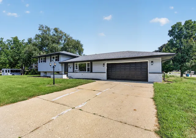Photo 2 of Single family home for sale at 1701 Newton Dr, Morris, IL 60450 | MLS# 12784834 | Listing updated on 2026-10-20