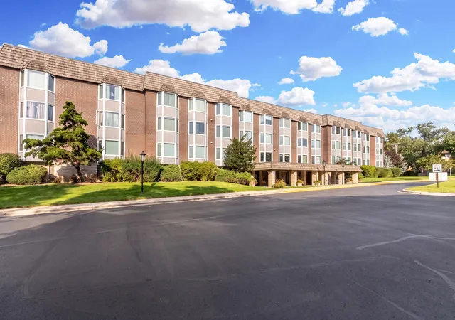 Listing Photo 4 - Condo for sale in building located at 400 Ascot Dr, Park Ridge, IL 60068 - Unit #3E