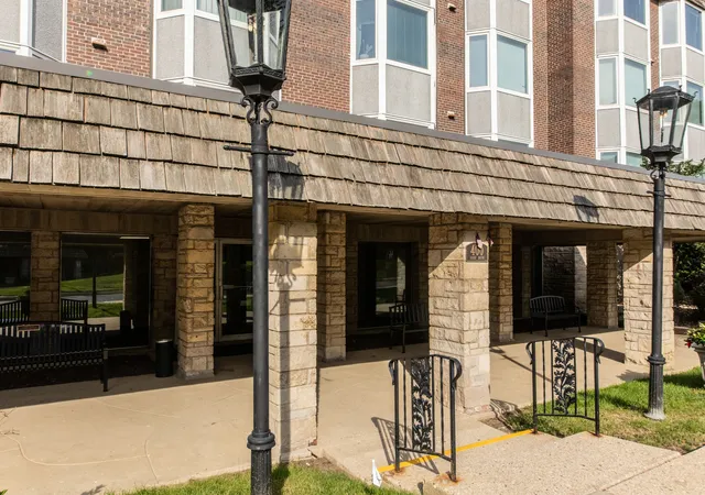 Listing Photo 5 - Condo for sale in building located at 400 Ascot Dr, Park Ridge, IL 60068 - Unit #3E