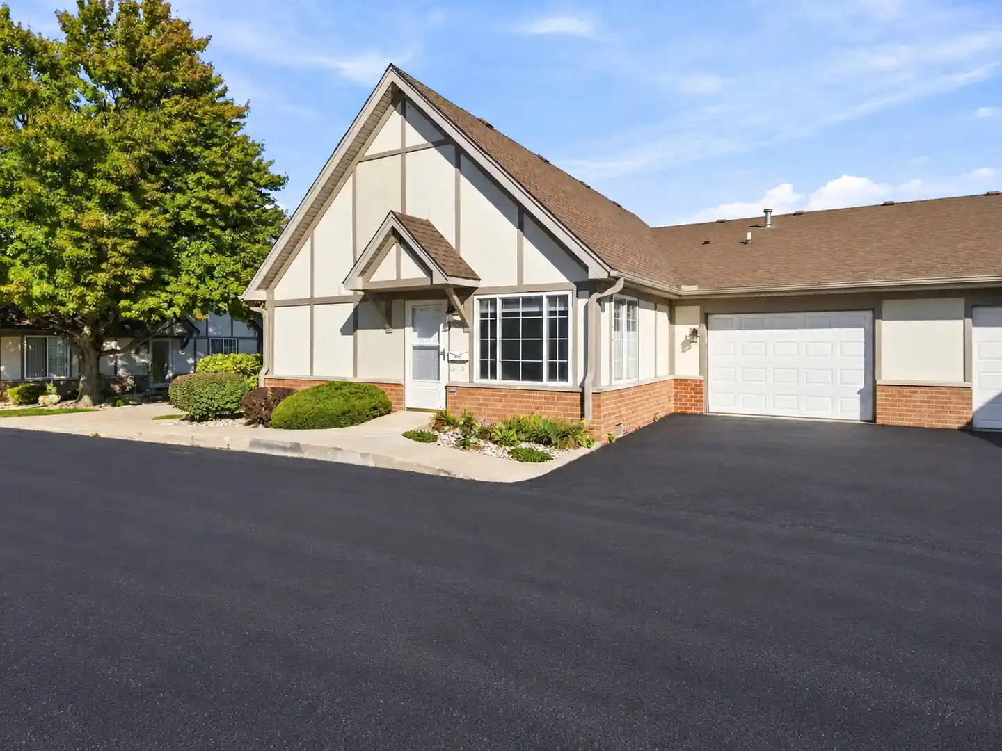 Listing Photo 1 - Condo for sale in 1684 Willow Cir Dr located at 1684 Willow Cir Dr, Crest Hill, IL 60403 - Unit #1684