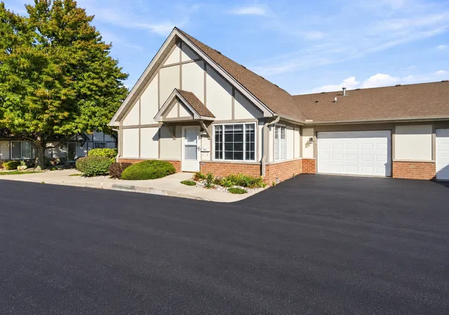 Listing Photo 1 - Condo for sale in building located at 1684 Willow Cir Dr, Crest Hill, IL 60403 - Unit #1684