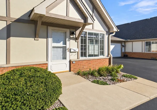 Listing Photo 2 - Condo for sale in building located at 1684 Willow Cir Dr, Crest Hill, IL 60403 - Unit #1684