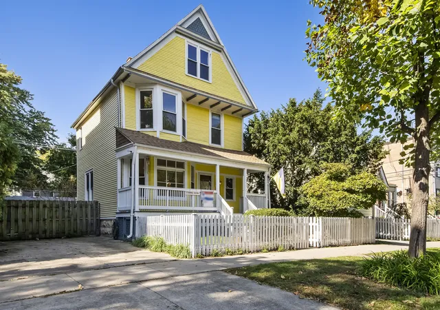 Photo 2 of Single family home for sale at 6742 N Glenwood Ave, Chicago, IL 60626 | MLS# 12784896 | Listing updated on 2026-10-23