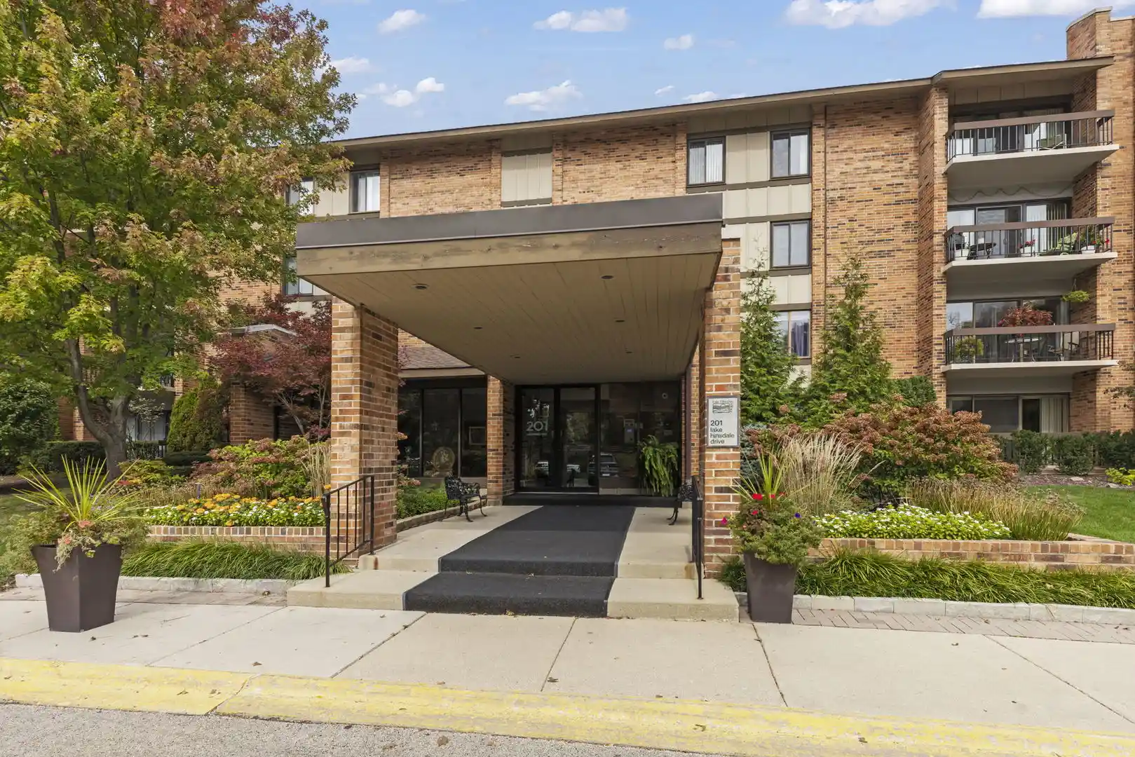 Listing Photo 2 - Condo for sale in 201 Lake Hinsdale Dr located at 201 Lake Hinsdale Dr, Willowbrook, IL 60527 - Unit #111