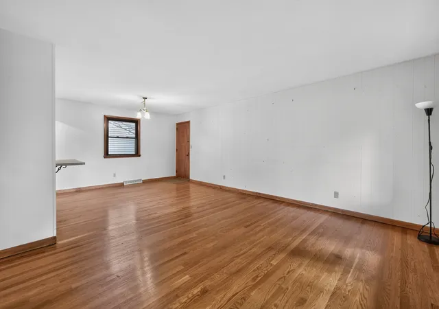 Photo 4 of Single family home for sale at 1003 Susan Ct, De Kalb, IL 60115 | MLS# 12784957 | Listing updated on 2026-10-22