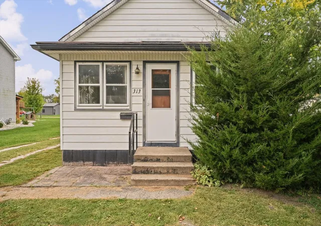 Photo 2 of Single family home for sale at 313 S Guthrie St, Gibson City, IL 60936 | MLS# 12784964 | Listing updated on 2026-10-20