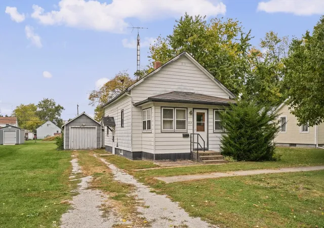 Photo 3 of Single family home for sale at 313 S Guthrie St, Gibson City, IL 60936 | MLS# 12784964 | Listing updated on 2026-10-20