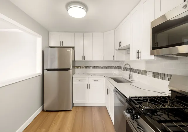 Listing Photo 5 - Condo for sale in building located at 1460 Fairlane Dr, Schaumburg, IL 60193 - Unit #515