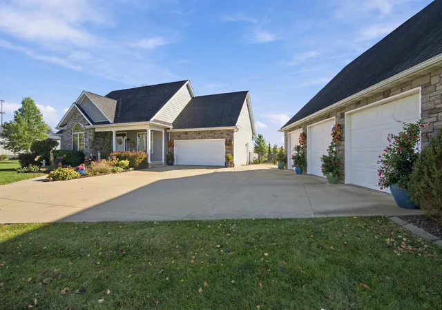 Photo 2 of Single family home for sale at 750 S Columbia Ave, Oglesby, IL 61348 | MLS# 12785016 | Listing updated on 2026-10-20