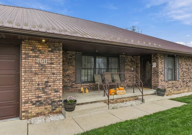 Photo 2 of Single family home for sale at 1011 W Mill St, Bloomington, IL 61701 | MLS# 12785036 | Listing updated on 2026-10-30