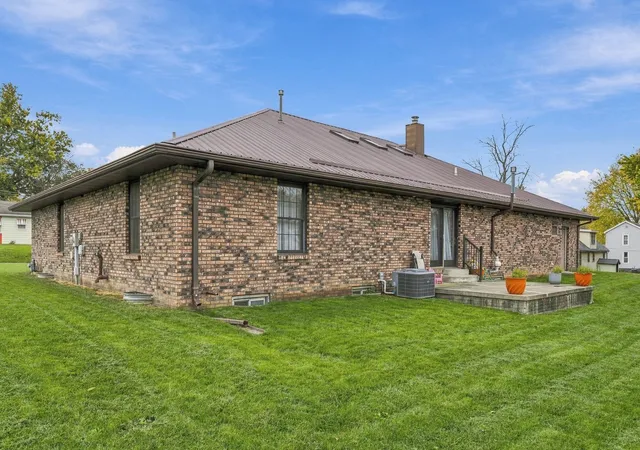 Photo 3 of Single family home for sale at 1011 W Mill St, Bloomington, IL 61701 | MLS# 12785036 | Listing updated on 2026-10-30