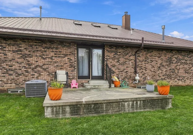 Photo 4 of Single family home for sale at 1011 W Mill St, Bloomington, IL 61701 | MLS# 12785036 | Listing updated on 2026-10-30