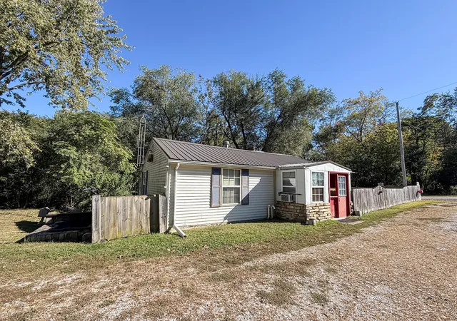 Photo 3 of Single family home for sale at 225 E North 6th St, Shelbyville, IL 62565 | MLS# 12785037 | Listing updated on 2026-10-23