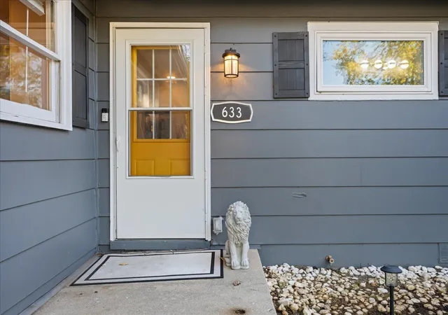 Photo 1 of Single family home for sale at 633 Seneca Dr, Aurora, IL 60506 | MLS# 12785038 | Listing updated on 2026-10-23