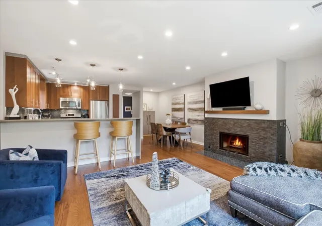 Photo 2 of Condo for sale at 918 W Fletcher St #C, Chicago, IL 60657 | MLS# 12785047 | Listing updated on 2026-10-19