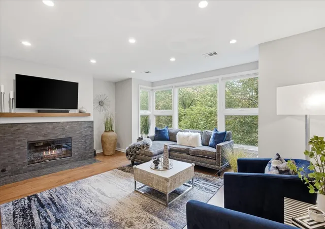 Photo 3 of Condo for sale at 918 W Fletcher St #C, Chicago, IL 60657 | MLS# 12785047 | Listing updated on 2026-10-19