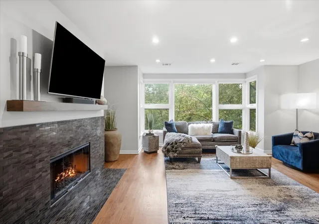 Photo 4 of Condo for sale at 918 W Fletcher St #C, Chicago, IL 60657 | MLS# 12785047 | Listing updated on 2026-10-19