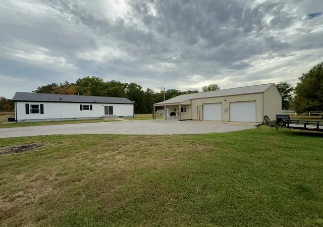 Photo 2 of Single family home for sale at 1833 Mercer Ln, Centralia, IL 62801 | MLS# 12785055 | Listing updated on 2026-10-21