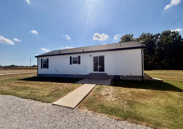 Photo 3 of Single family home for sale at 1833 Mercer Ln, Centralia, IL 62801 | MLS# 12785055 | Listing updated on 2026-10-21