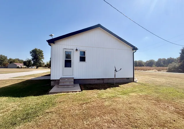 Photo 4 of Single family home for sale at 1833 Mercer Ln, Centralia, IL 62801 | MLS# 12785055 | Listing updated on 2026-10-21