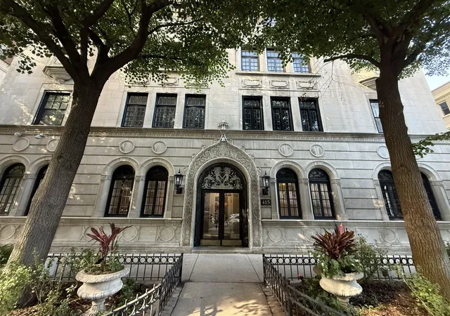Listing Photo 1 - Condo for sale in building located at 415 W Aldine Ave, Chicago, IL 60657 - Unit #4C