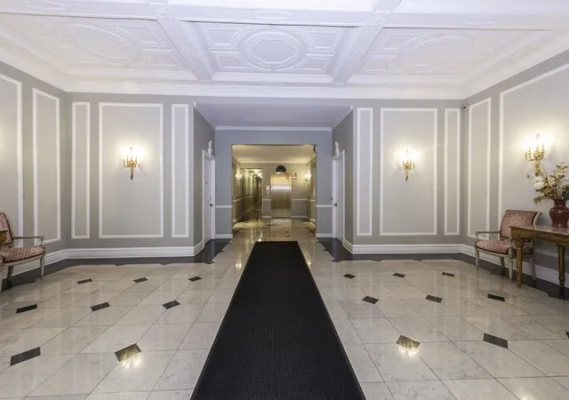 Listing Photo 2 - Condo for sale in building located at 415 W Aldine Ave, Chicago, IL 60657 - Unit #4C