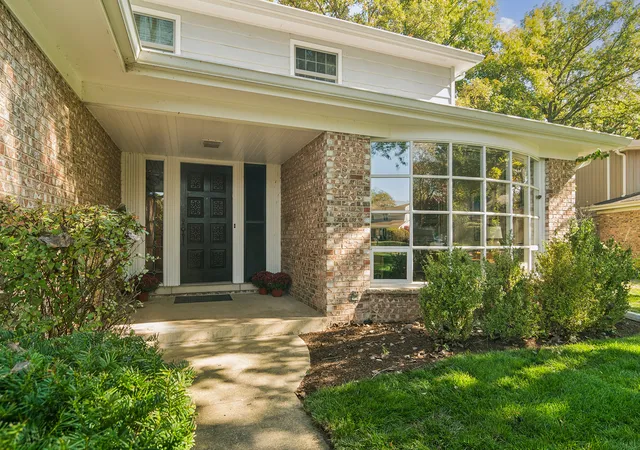 Photo 2 of Single family home for sale at 1745 E Summit Ct, Deerfield, IL 60015 | MLS# 12785061 | Listing updated on 2026-10-20