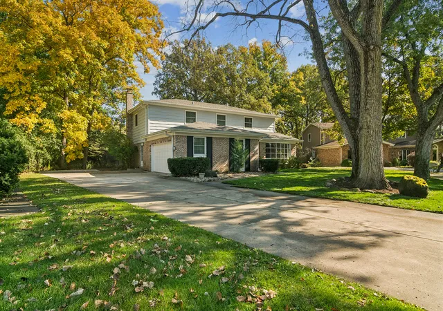 Photo 3 of Single family home for sale at 1745 E Summit Ct, Deerfield, IL 60015 | MLS# 12785061 | Listing updated on 2026-10-20