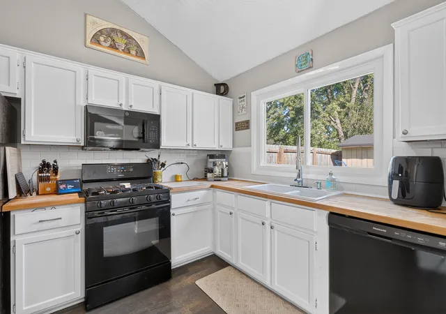 Photo 3 of Single family home for sale at 30w160 Linden Sq, Warrenville, IL 60555 | MLS# 12785067 | Listing updated on 2026-10-20