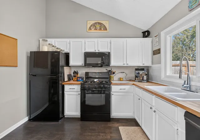 Photo 4 of Single family home for sale at 30w160 Linden Sq, Warrenville, IL 60555 | MLS# 12785067 | Listing updated on 2026-10-20