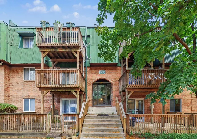 Listing Photo 1 - Condo for sale in building located at 1995 Tall Oaks Dr, Aurora, IL 60505 - Unit #1A