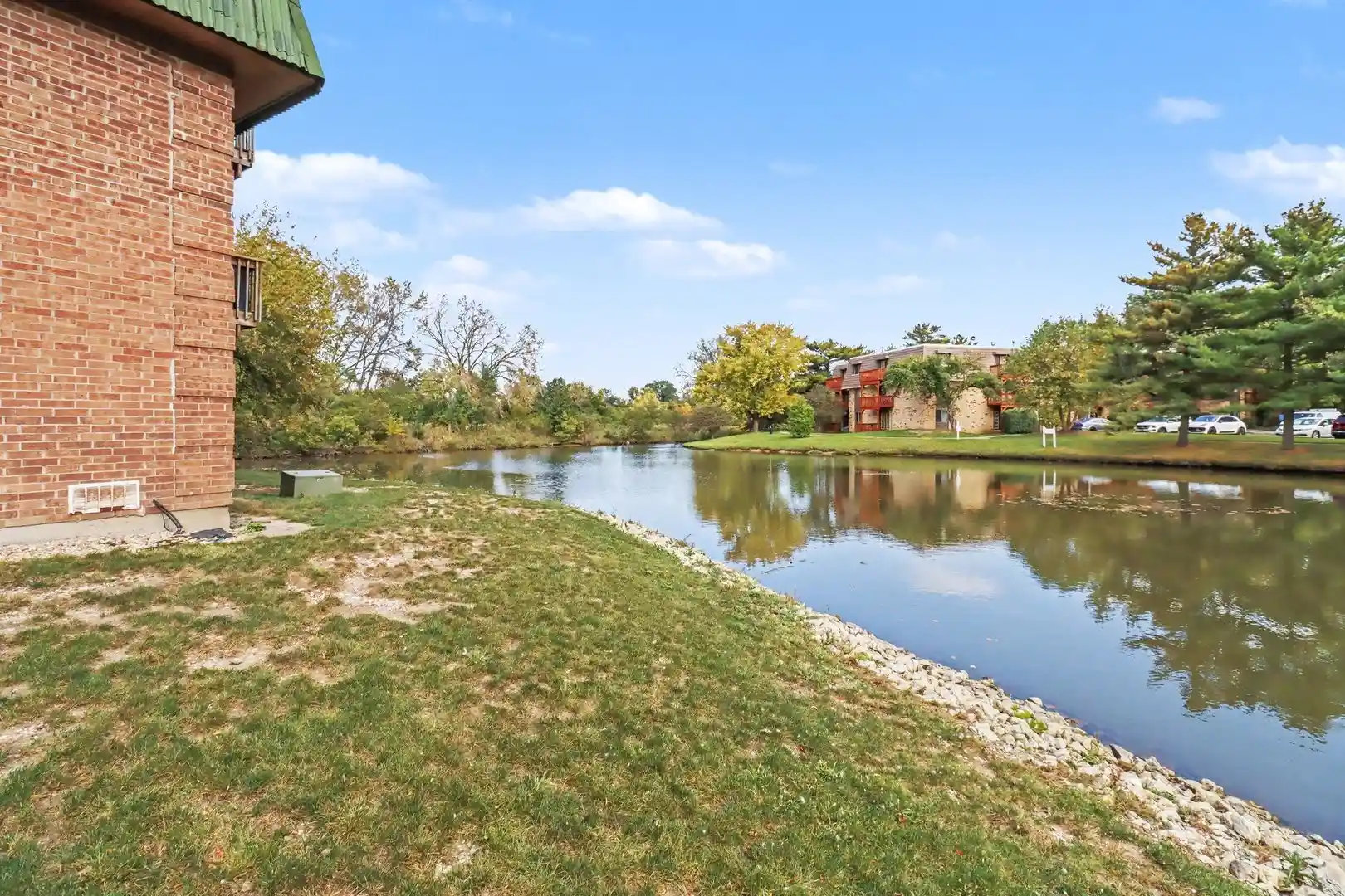 Listing Photo 2 - Condo for sale in 1995 Tall Oaks Dr located at 1995 Tall Oaks Dr, Aurora, IL 60505 - Unit #1A