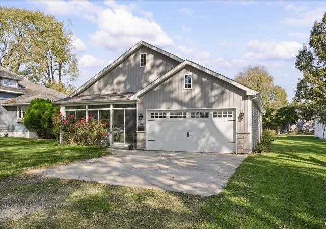 Photo 1 of Single family home for sale at 914 E Lincoln St, Monticello, IL 61856 | MLS# 12785103 | Listing updated on 2026-10-28