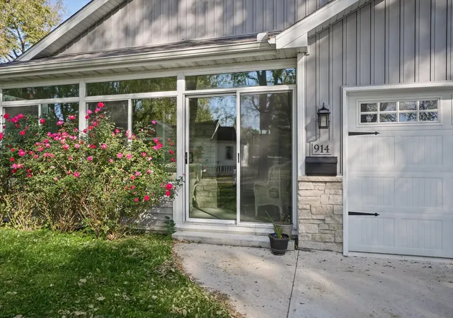 Photo 3 of Single family home for sale at 914 E Lincoln St, Monticello, IL 61856 | MLS# 12785103 | Listing updated on 2026-10-28