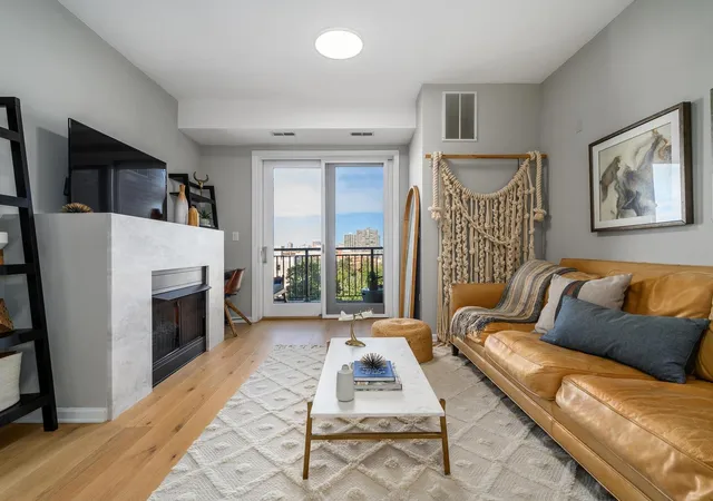 Photo 3 of Condo for sale at 828 W Grace St #707, Chicago, IL 60613 | MLS# 12785133 | Listing updated on 2026-10-20