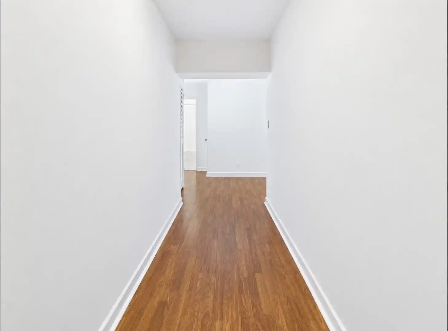 Listing Photo 2 - Condo for sale in 4970 N Marine Dr located at 4970 N Marine Dr, Chicago, IL 60640 - Unit #827