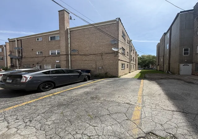 Listing Photo 2 - Condo for sale in building located at 8030 Knox Ave, Skokie, IL 60076 - Unit #2E