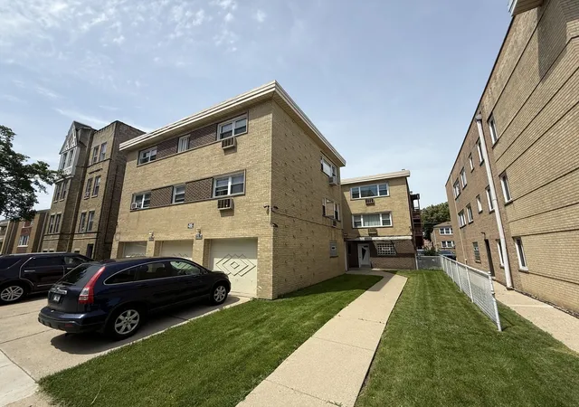 Listing Photo 3 - Condo for sale in building located at 8030 Knox Ave, Skokie, IL 60076 - Unit #2E