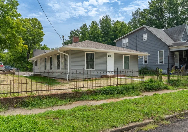 Photo 2 of Single family home for sale at 103 S Forest Ave, Carbondale, IL 62901 | MLS# 12785168 | Listing updated on 2026-10-22