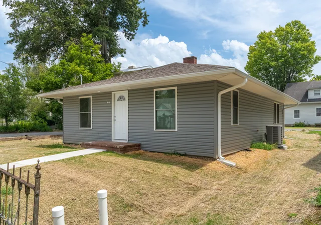 Photo 3 of Single family home for sale at 103 S Forest Ave, Carbondale, IL 62901 | MLS# 12785168 | Listing updated on 2026-10-22