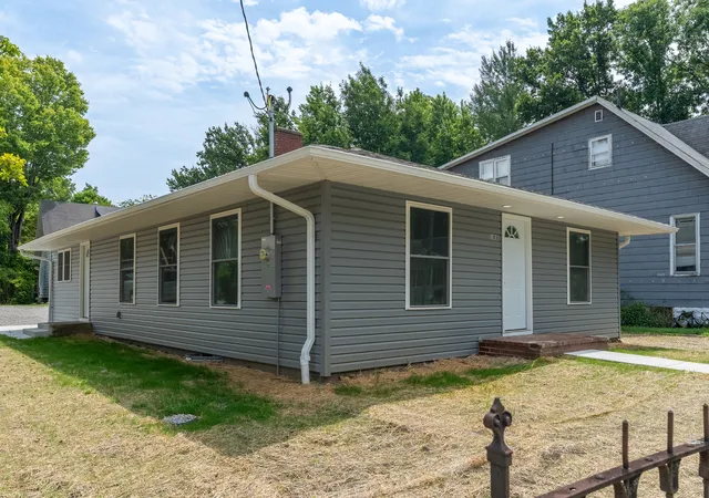 Photo 3 of Single family home for sale at 103 S Forest Ave, Carbondale, IL 62901 | MLS# 12785168 | Listing updated on 2026-10-22