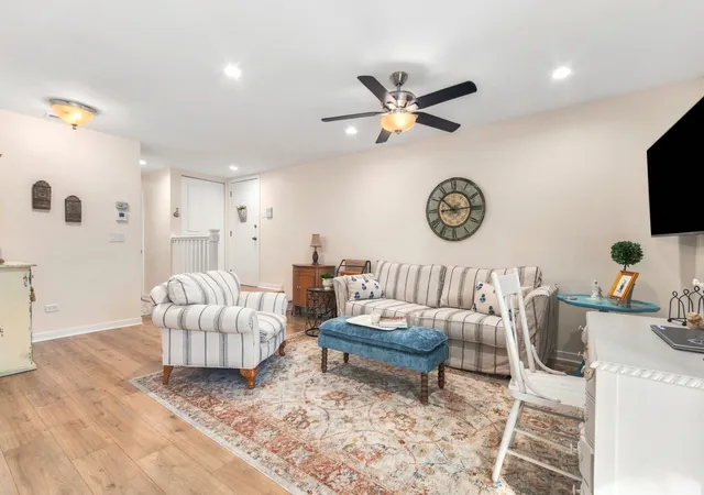 Listing Photo 3 - Condo for sale in building located at 11231 Cottonwood Dr, Palos Hills, IL 60465 - Unit #B