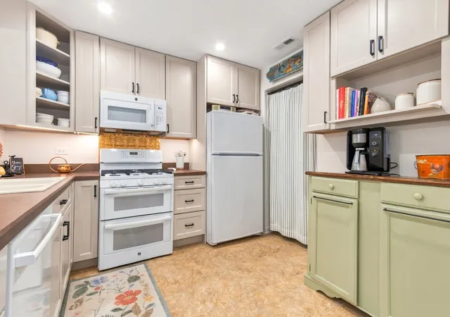 Listing Photo 5 - Condo for sale in building located at 11231 Cottonwood Dr, Palos Hills, IL 60465 - Unit #B