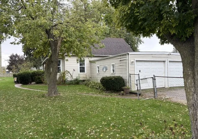 Photo 4 of Single family home for sale at 1406 Hospital Rd, Silvis, IL 61282 | MLS# 12785196 | Listing updated on 2026-10-21