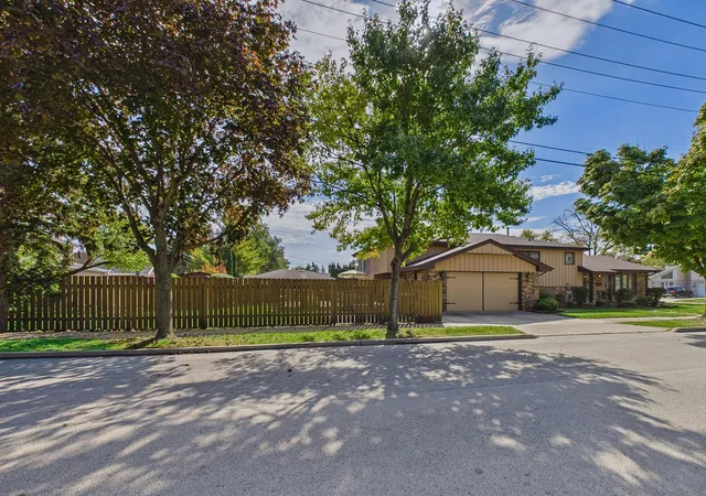 Photo 1 of Single family home for sale at 4501 Oak Ave, Brookfield, IL 60513 | MLS# 12785263 | Listing updated on 2026-10-21
