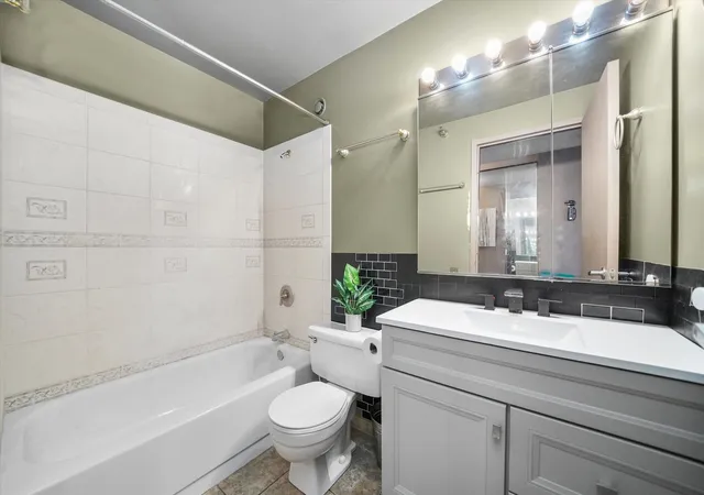 Photo 4 of Townhouse for sale at 1122 N Clark St #2202, Chicago, IL 60610 | MLS# 12785276 | Listing updated on 2026-10-20