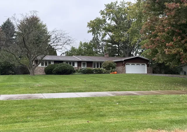 Single family home for sale at 1634 Indian Hl Dr, Roselle, IL 60172 | MLS# 12785279
