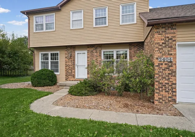 Photo 4 of Single family home for sale at 2404 Provine Cir, Urbana, IL 61801 | MLS# 12785301 | Listing updated on 2026-10-20